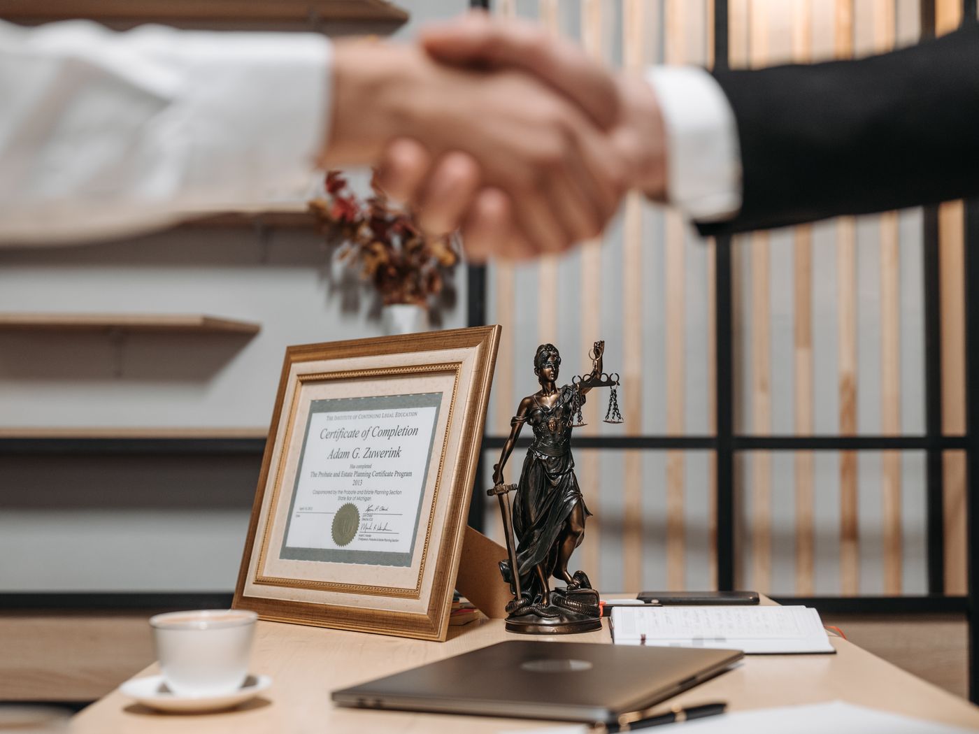 Hukuk bürosunda profesyonel el sıkışma